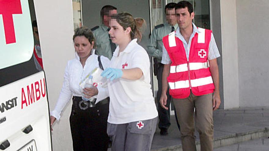 Los detenidos fueron once hombres y una mujer que, al estar embarazada, fue trasladada al centro de salud primero y después al hospital para un examen médico.