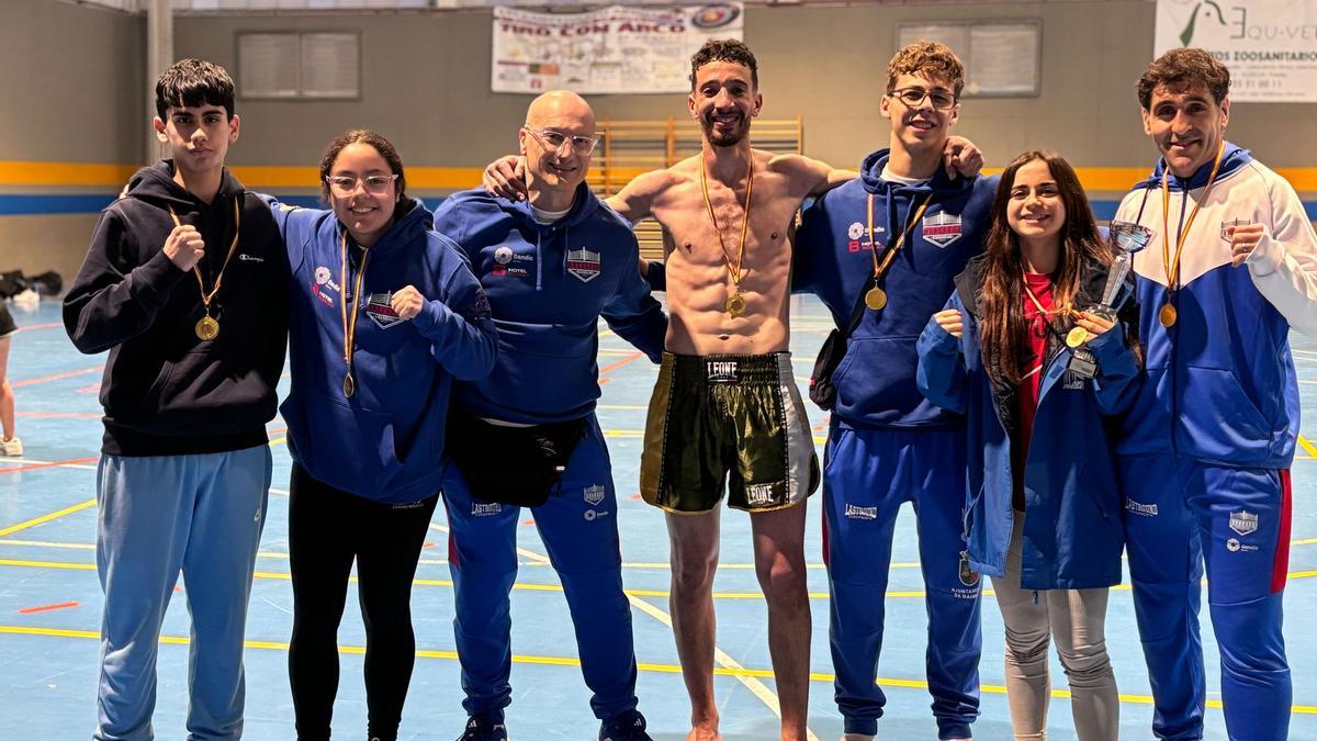 Deportistas y técnicos exhiben las medallas