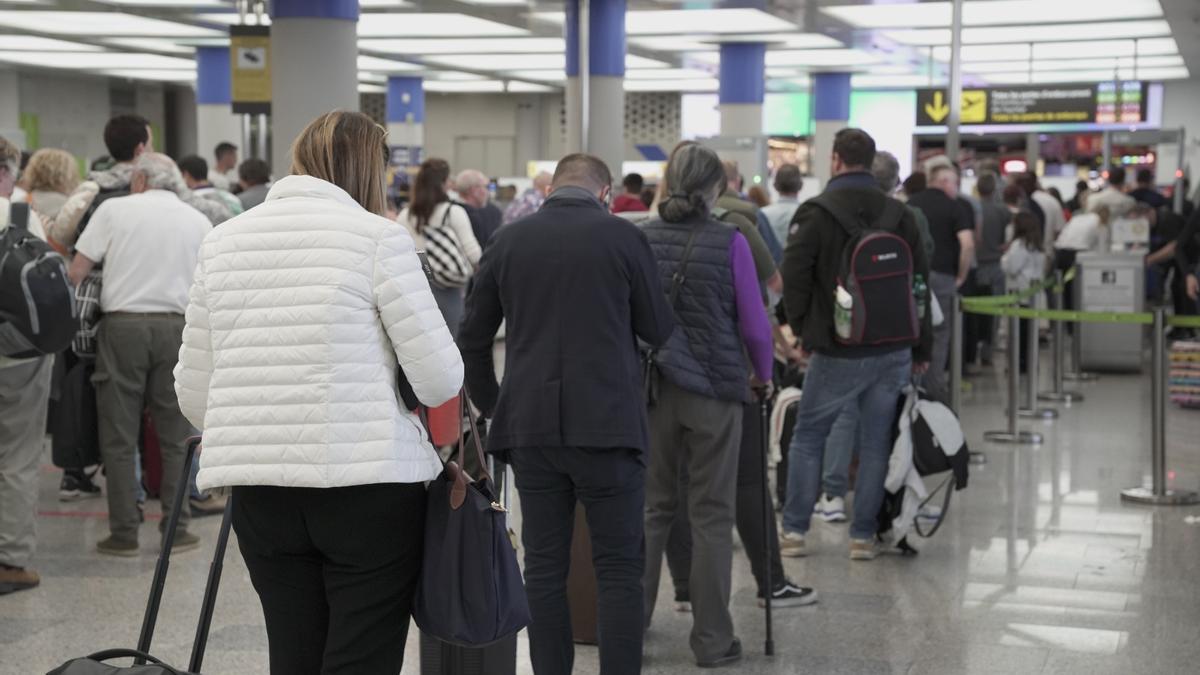 Colapso en los filtros de seguridad del aeropuerto de Palma con una hora de espera y cientos de personas atrapadas