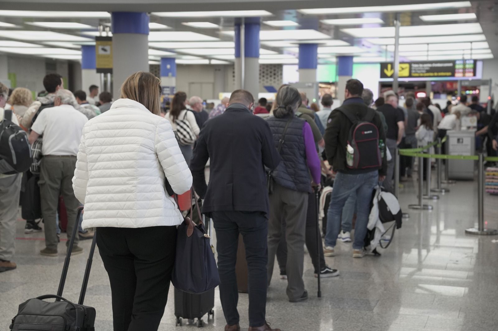 Colapso en los filtros de seguridad del aeropuerto de Palma con una hora de espera y cientos de personas atrapadas