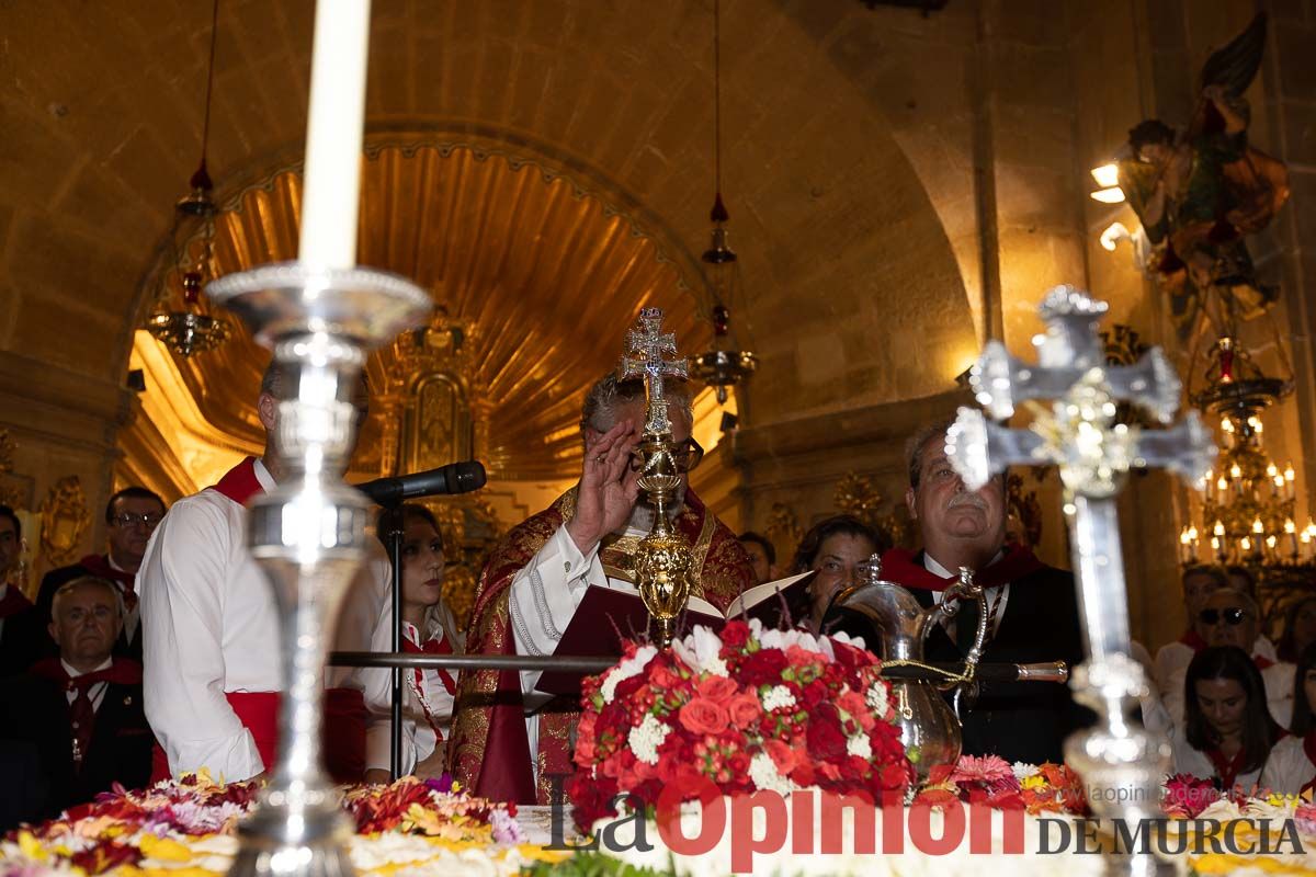 Bandeja de flores y ritual de la bendición del vino en las Fiestas de Caravaca