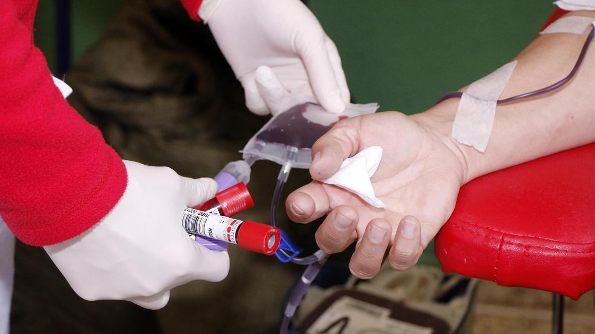 Una persona realiza una donación de sangre en el Archipiélago.