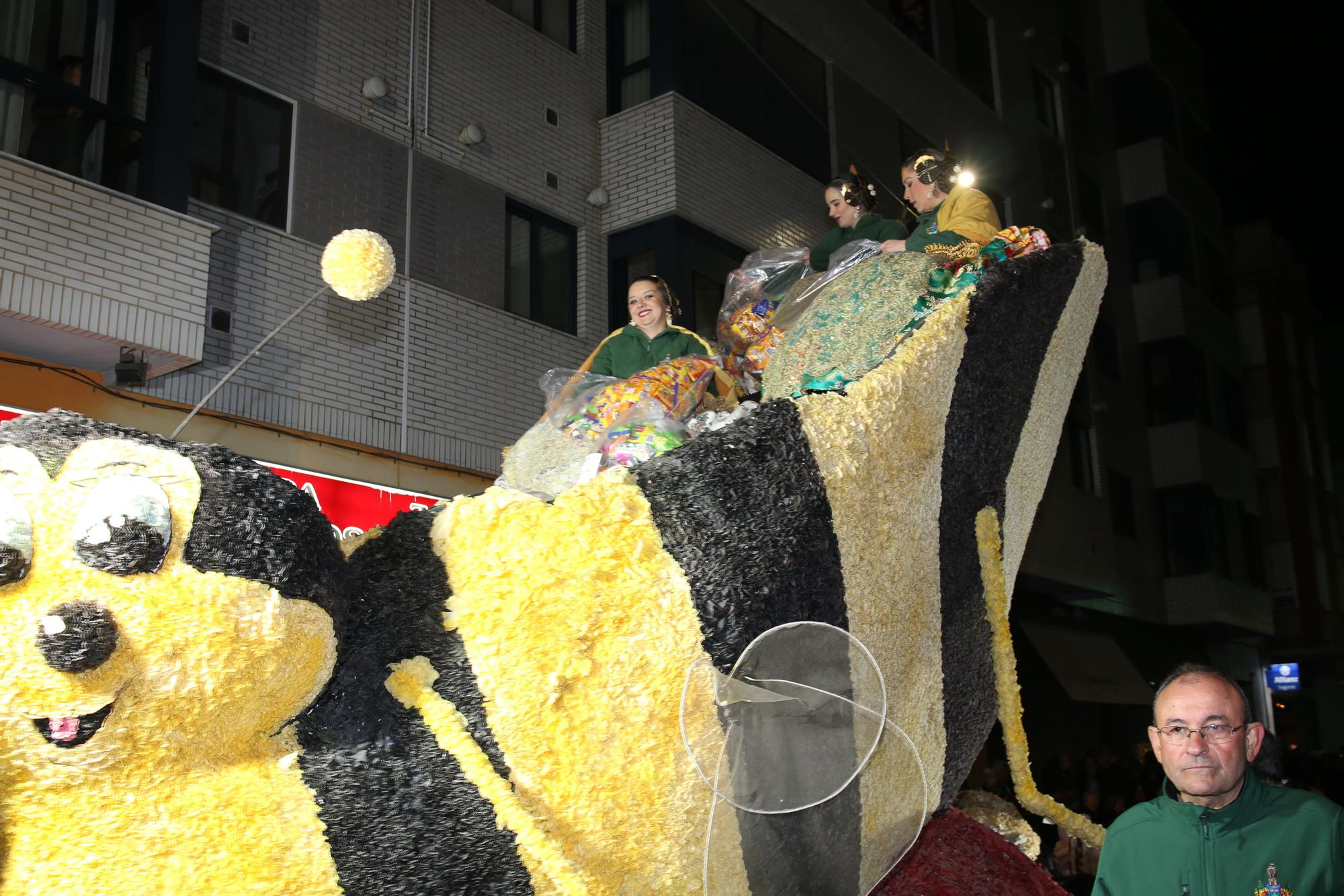 FOTOGALERÍA I La cabalgata del Ninot de Burriana, en imágenes