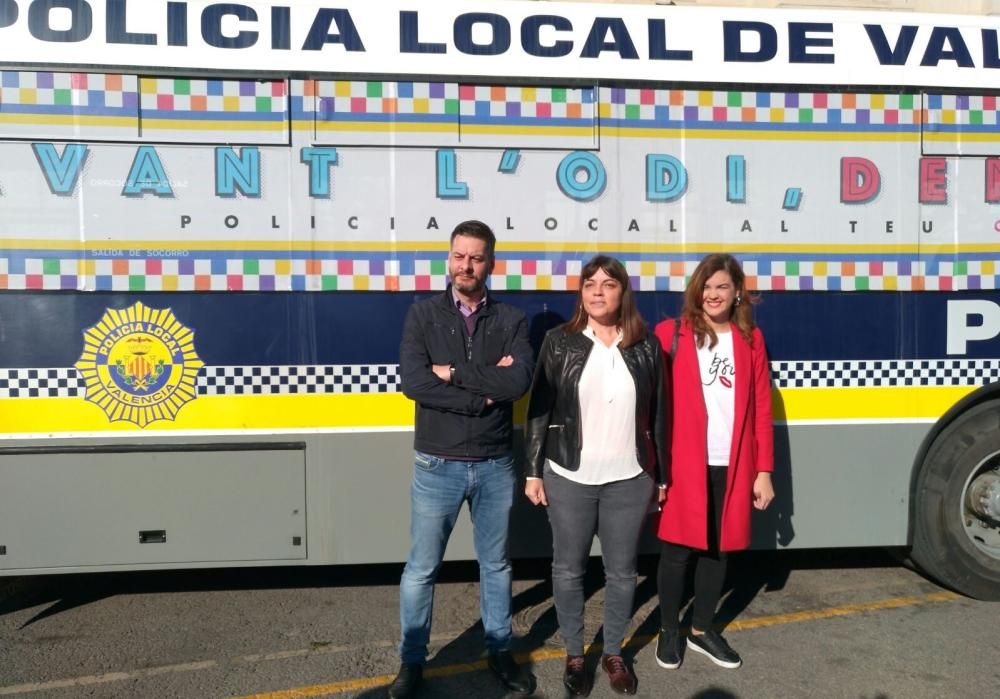 Carlos Galiana, Annaïs Menguzzato y Sandra Gómez, ante el autobús de la Policía Local pro LGTB.