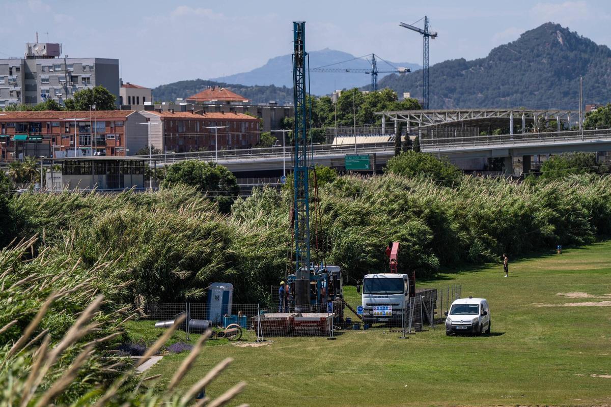 Las obras en marcha para realizar perforaciones en el Besòs.