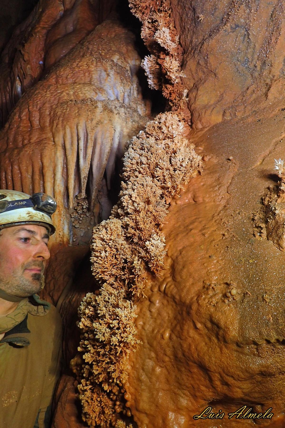 Espeleotemes de la Sala Chiara en la Sima Posos d'Assuévar.