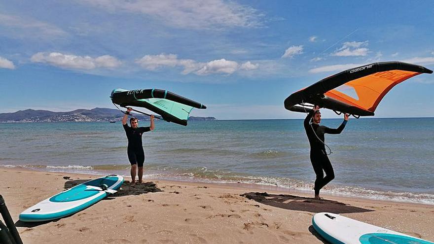 El wingfoil, la nova aposta de l’escola Kiteexperience de Sant Pere Pescador