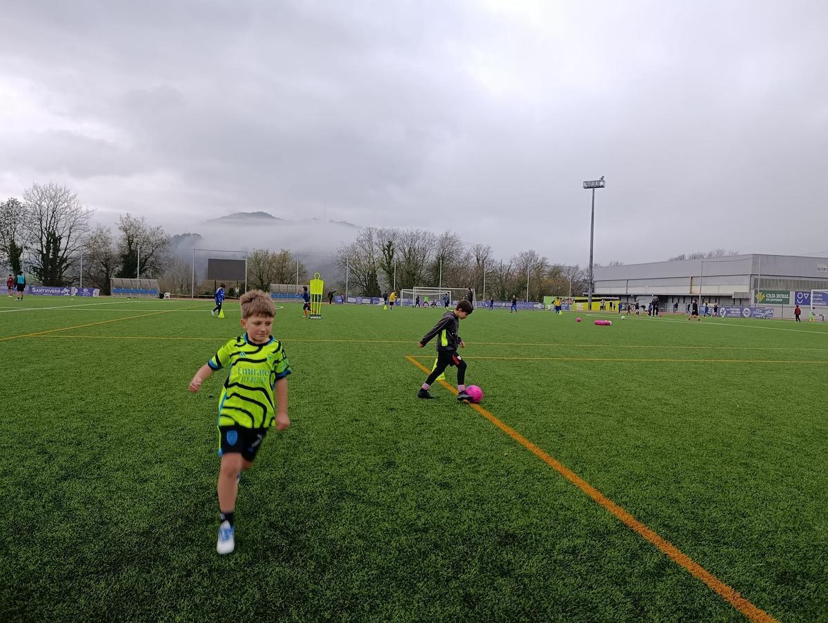 Montse Tomé comparte la Nochebuena con los niños del Atlético de Lugones