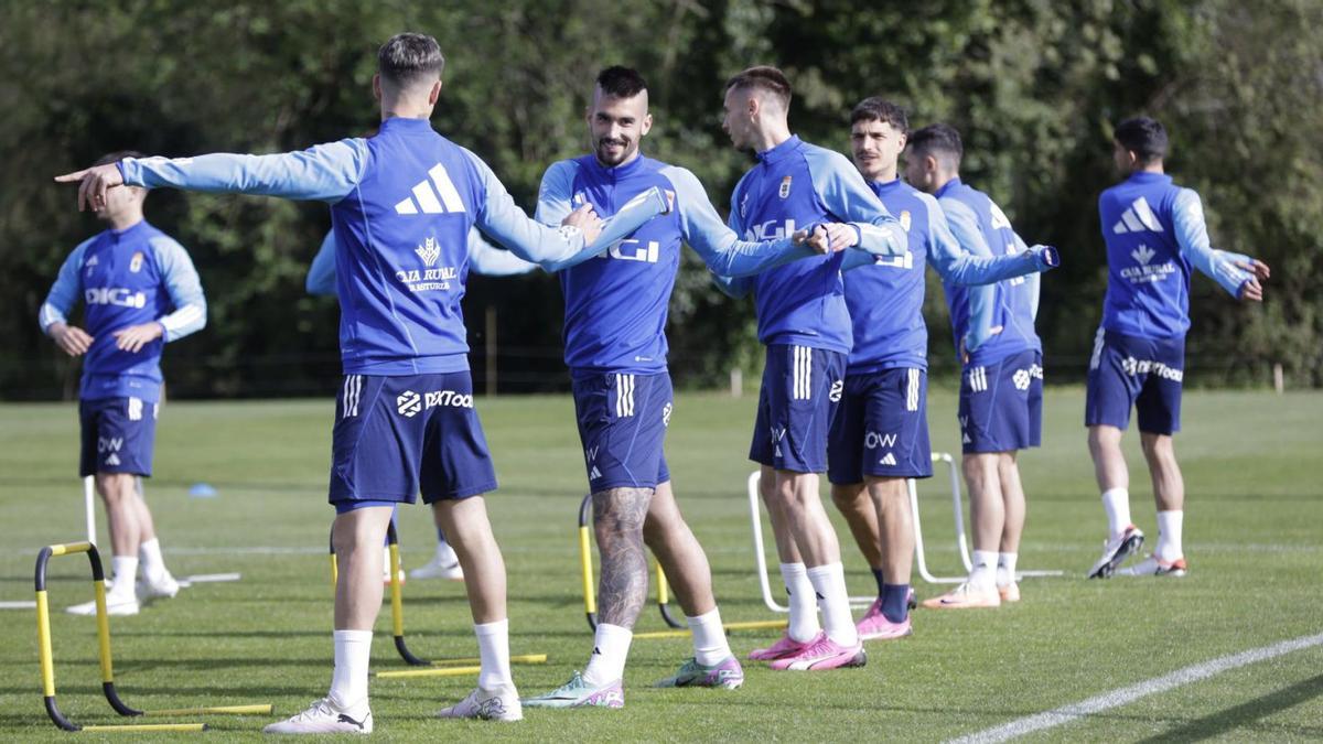 Los jugadores del Oviedo, en el entrenamiento de ayer en El Requexón. | Miki López