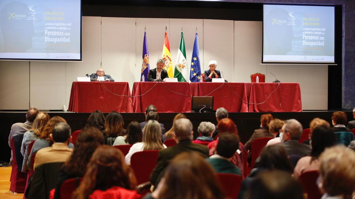 Isidoro Cubero, Francisco Ángel Sánchez y María José Segarra en la inauguración de las Jornadas del Foro Andaluz del Bienestar Mental.