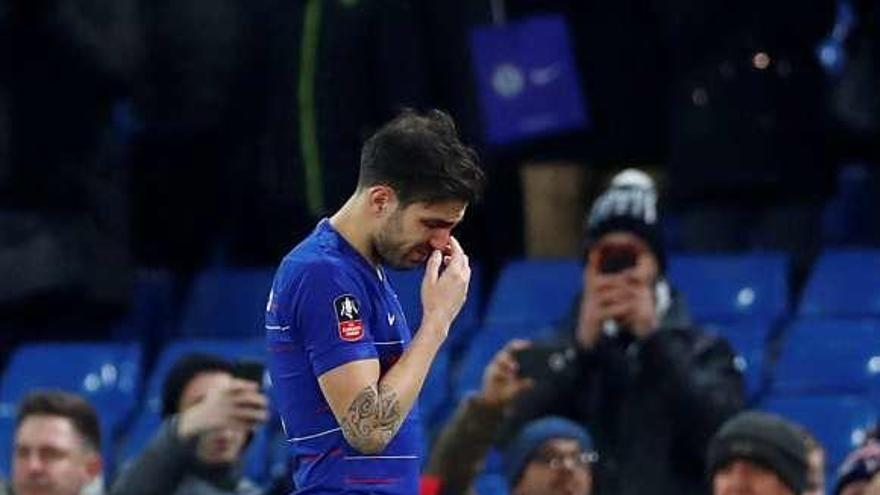 Cesc se marcha emocionado de Stamford Bridge. // Reuters