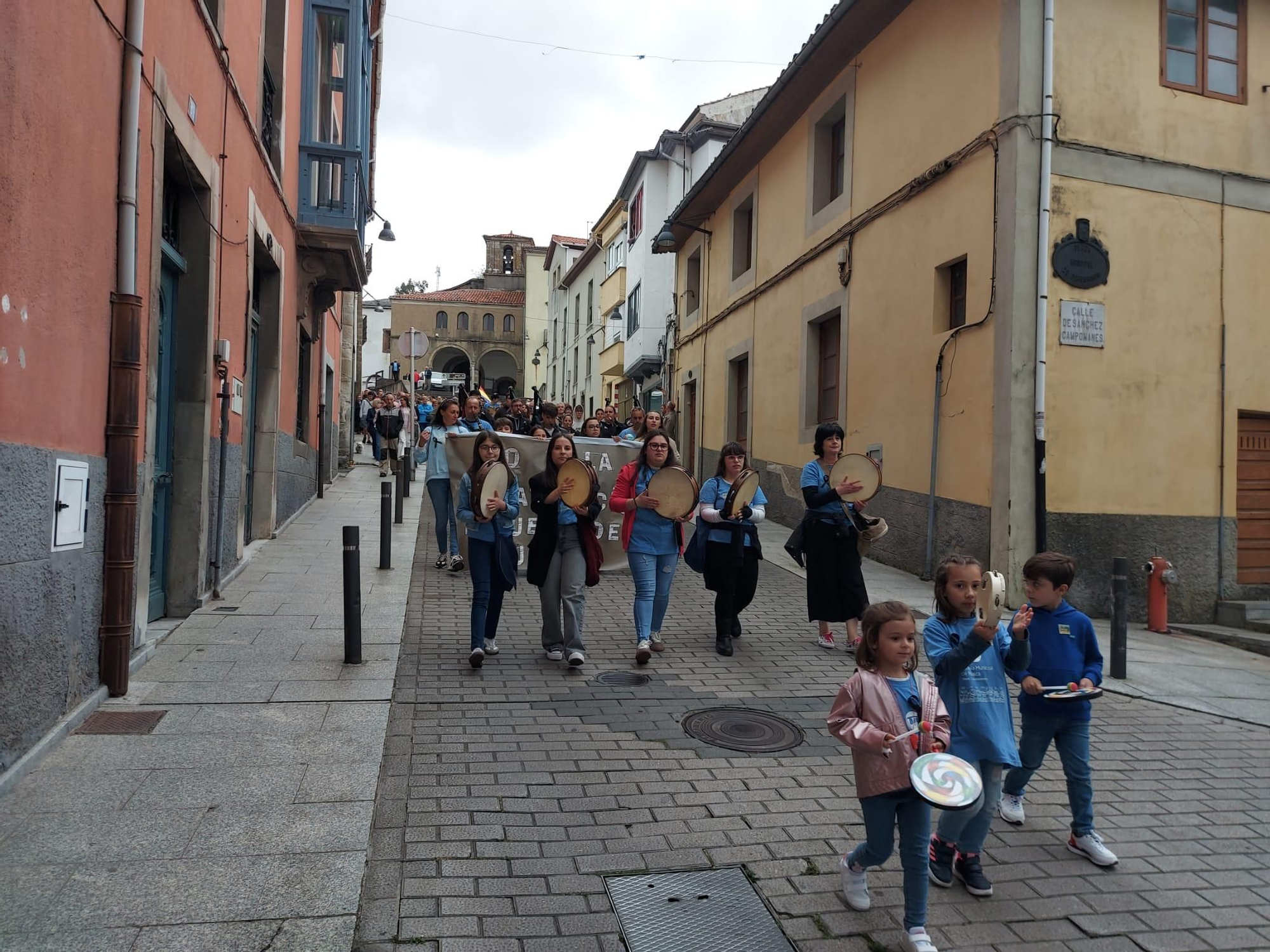 En imágenes: Así fue la manifestación contra el cierre de la Escuela de Música de Tineo