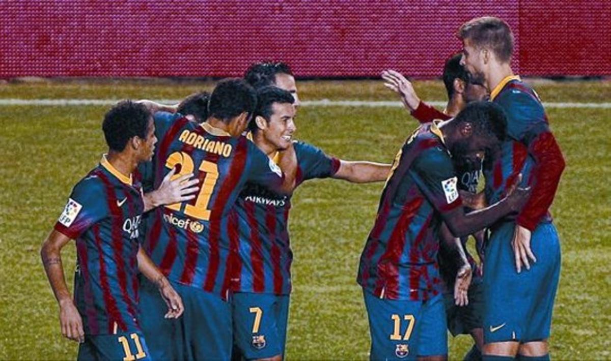 Pedro rep les felicitacions dels companys després de marcar un dels seus gols a Vallecas. Pedro rep les felicitacions dels companys després de marcar un dels seus gols a Vallecas.