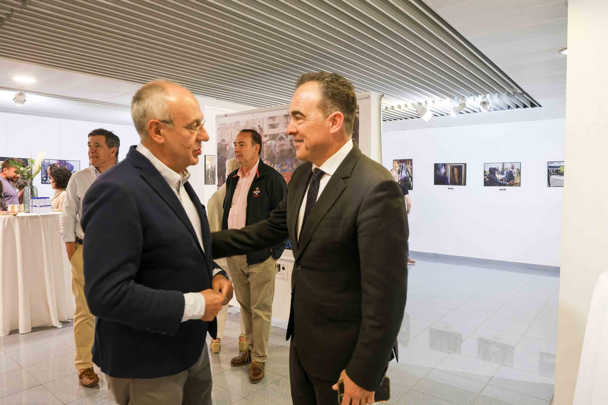 lleno total en la inauguración de INFotoperiodistas 2024,. un año de fotografía de prensa en Alicante