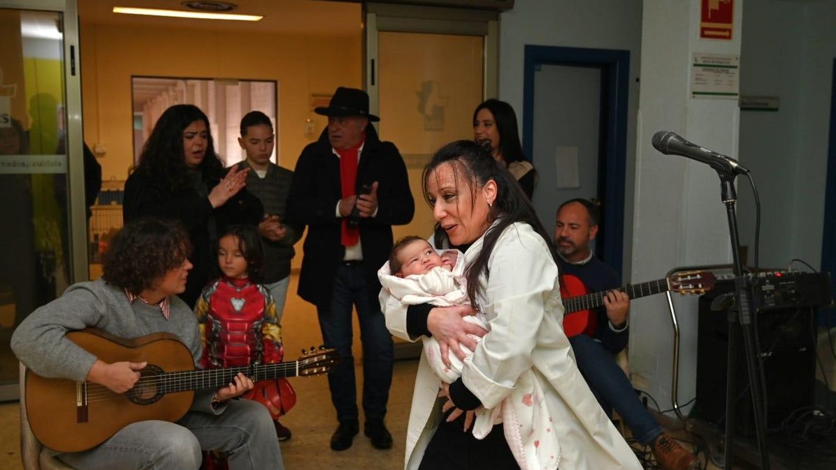 Eva Soto baila con un recién nacido en brazos.