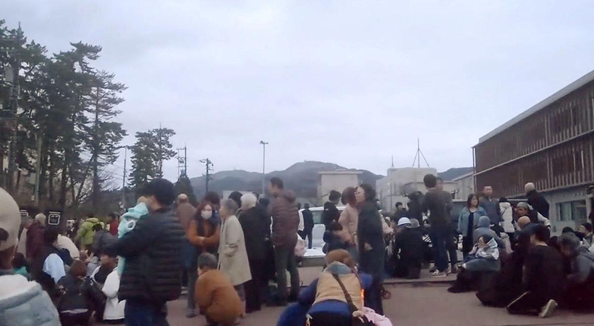 La gente es evacuada a un terreno más alto en el parking de una escuela tras el aviso de tsunami emitido por un terremoto en Wajima, Japón