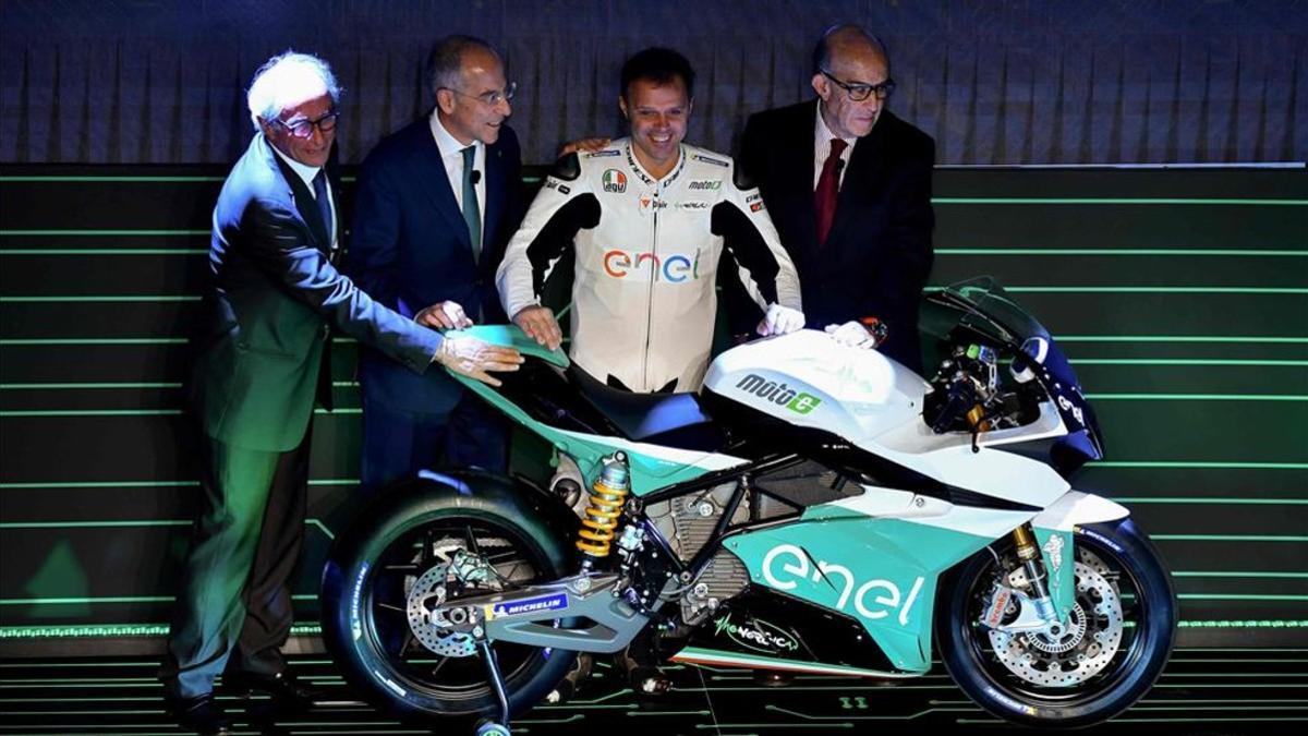 Vito Ippolito, Francesco Starace, Loris Capirossi y Carmelo Ezpeleta, junto a la MotoE