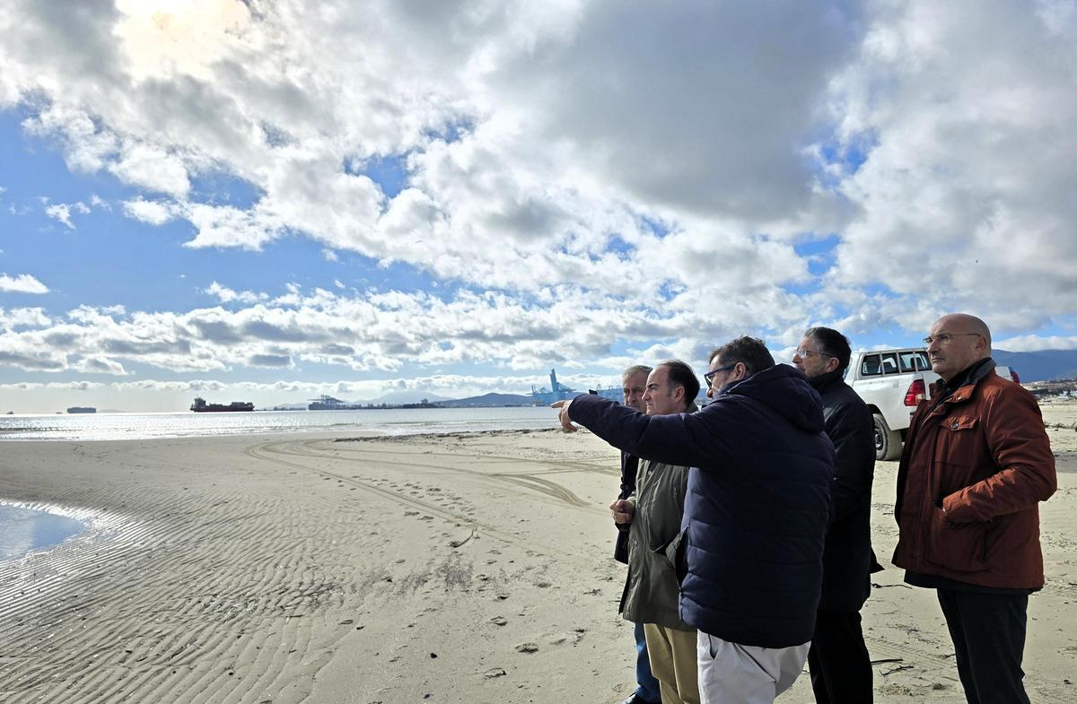 Visita a la playa del Rinconcillo de técnicos de la Autoridad Portuaria Bahía de Algeciras, del Ayuntamiento y de la Demarcación de Costas Andalucía Atlántico del Ministerio para la Transición Ecológica (MITECO).