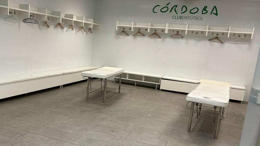 Estado en el que quedó el vestuario del Sporting en Córdoba tras el partido. | A. M.
