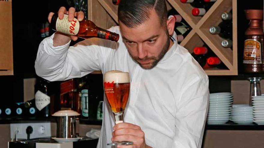 Tommy Estébanez, en su local hostelero, sirviendo una cerveza.