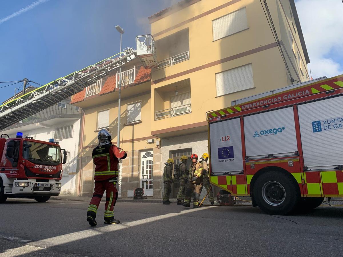 Rescatada a través de su balcón por un incendio en una casa en Chapela que calcinó el garaje