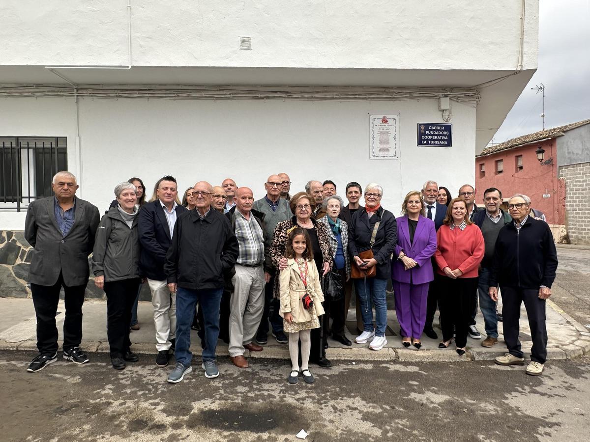 Fundadores, miembros del consejo rector y autoridades, tras descubrir el rótulo con la nueva denominación de la calle.