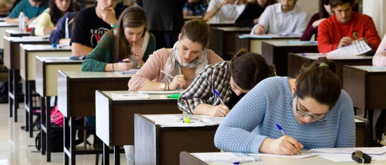 Estudiantes durante un examen en el campus gijonés.