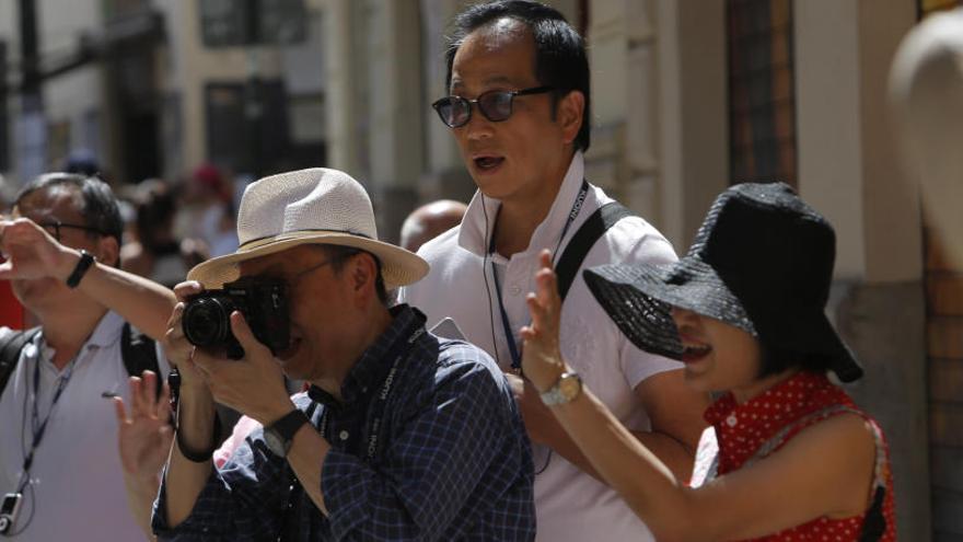 Un grupo de turistas realiza unas fotografías e Valencia.