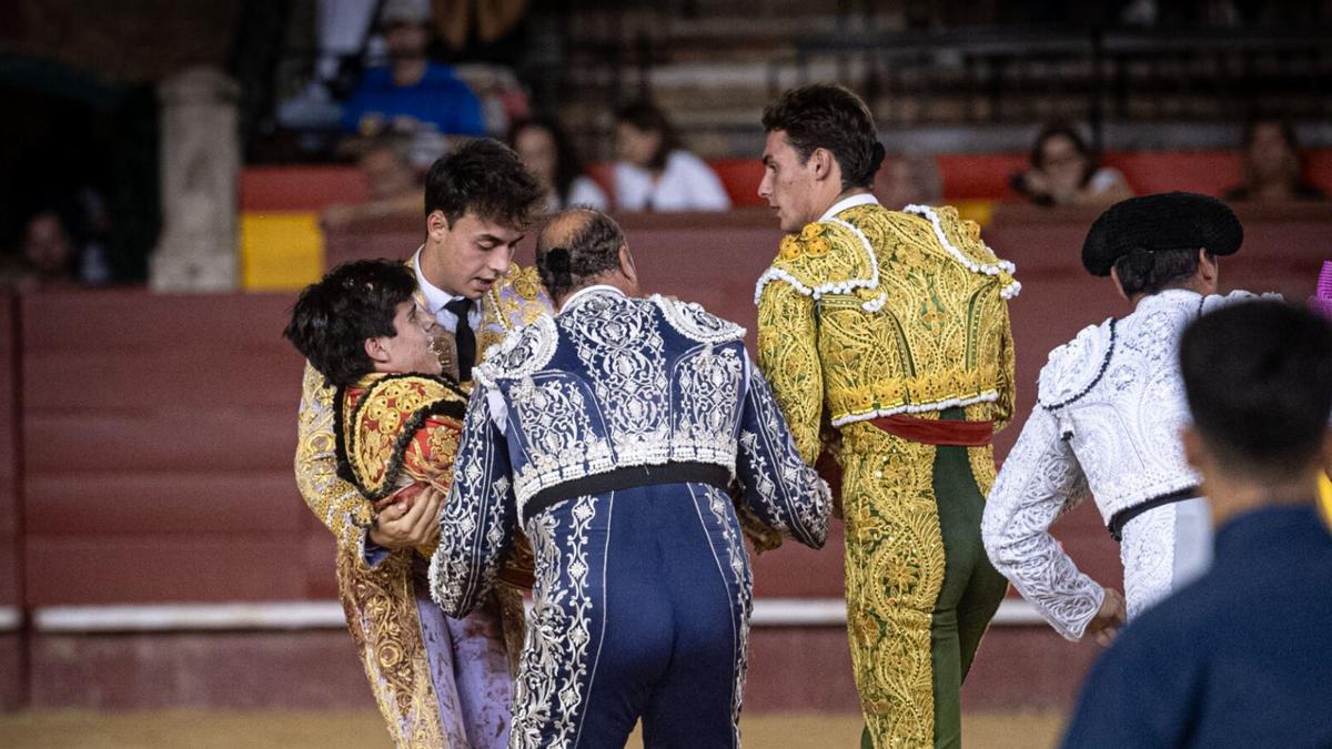novillero Alberto Donaire es trasladado a la enfermería de la plaza de toros de València
