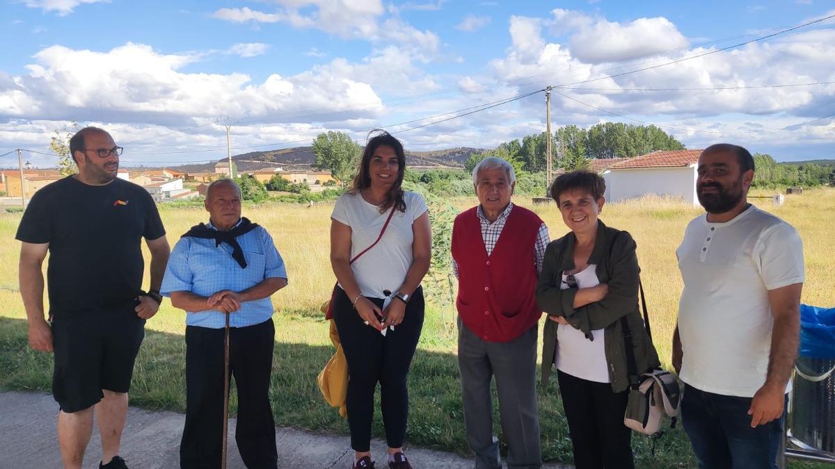 El alcalde de Ayóo (tercero por la derecha) con representantes del PSOE en la provincia.