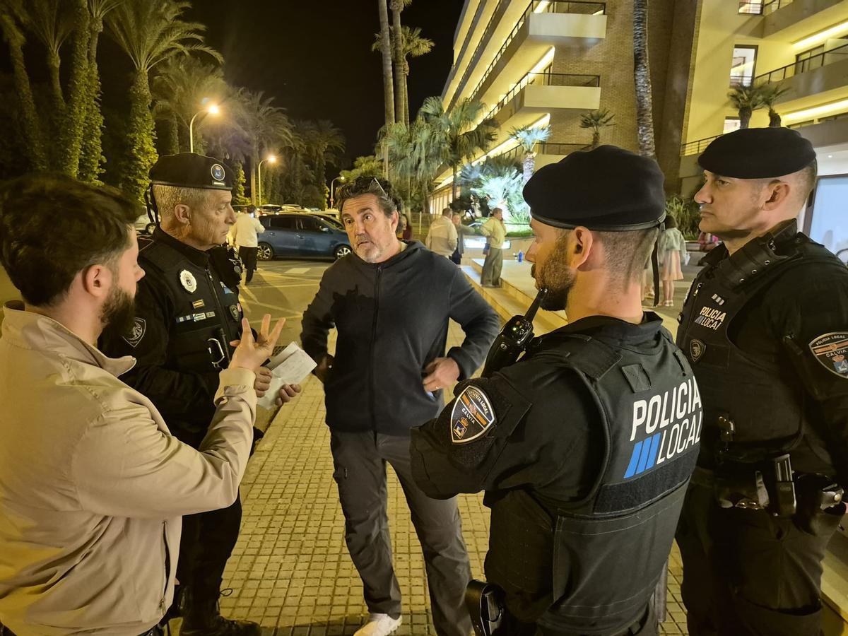 Juan Antonio Amengual en los exteriores del hotel con las fuerzas de seguridad