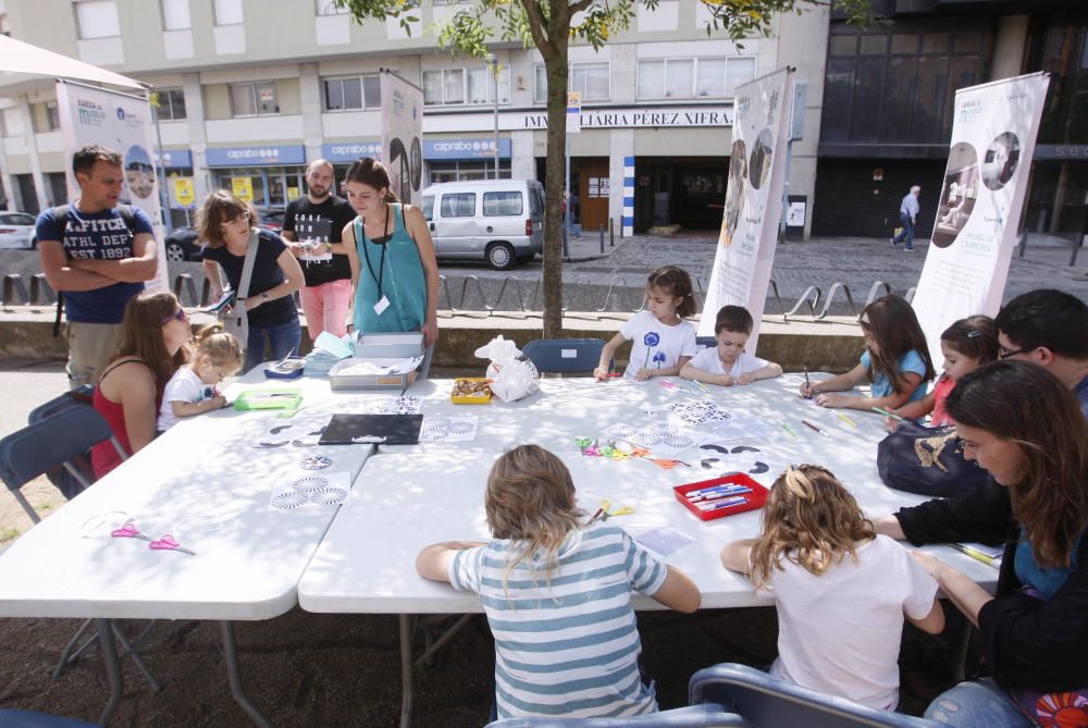 El festival Ludivers omple de jocs la plaça U d''octubre