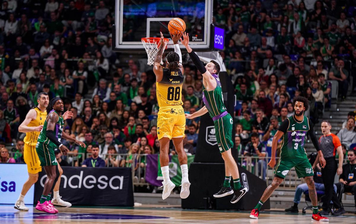Patty Mills lanza un triple en el partido ante el Unicaja.