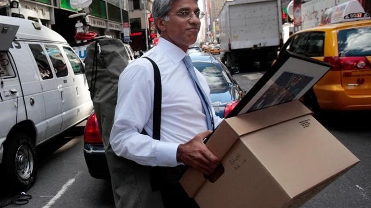 zentauroepp9005713 an employee of lehman brothers holdings inc  carries a box o180907142200