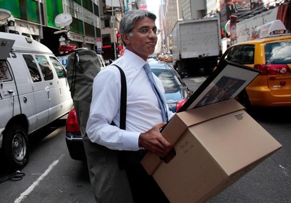 zentauroepp9005713 an employee of lehman brothers holdings inc  carries a box o180907142200