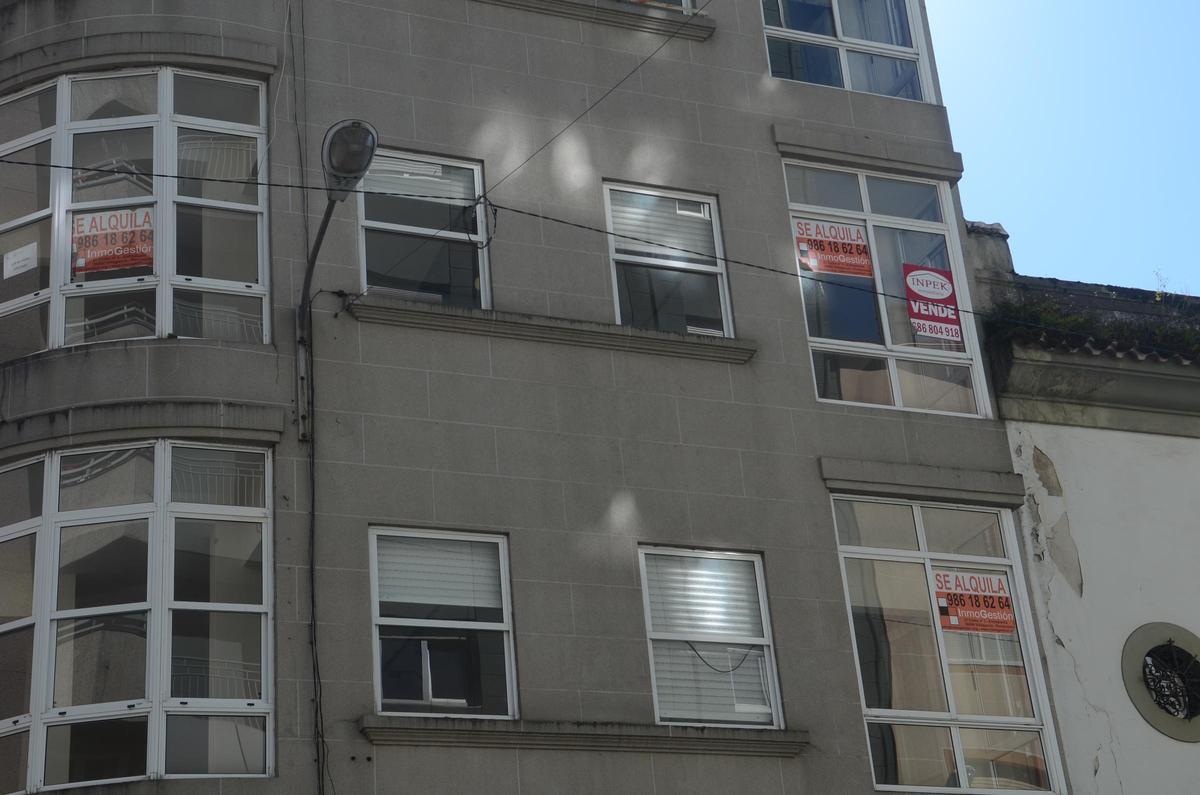 Imagen de archivo de anuncios de alquileres en Arousa.