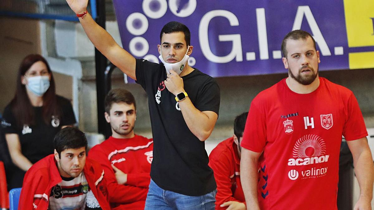 Pablo Cacheda alza el brazo durante el Acanor-Disiclín de la pasada semana en O Porriño. |  // RICARDO GROBAS