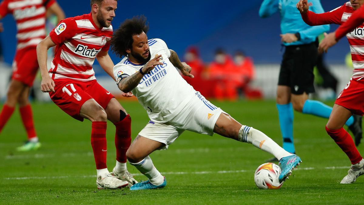 Marcelo controla un balón ante el Granada.