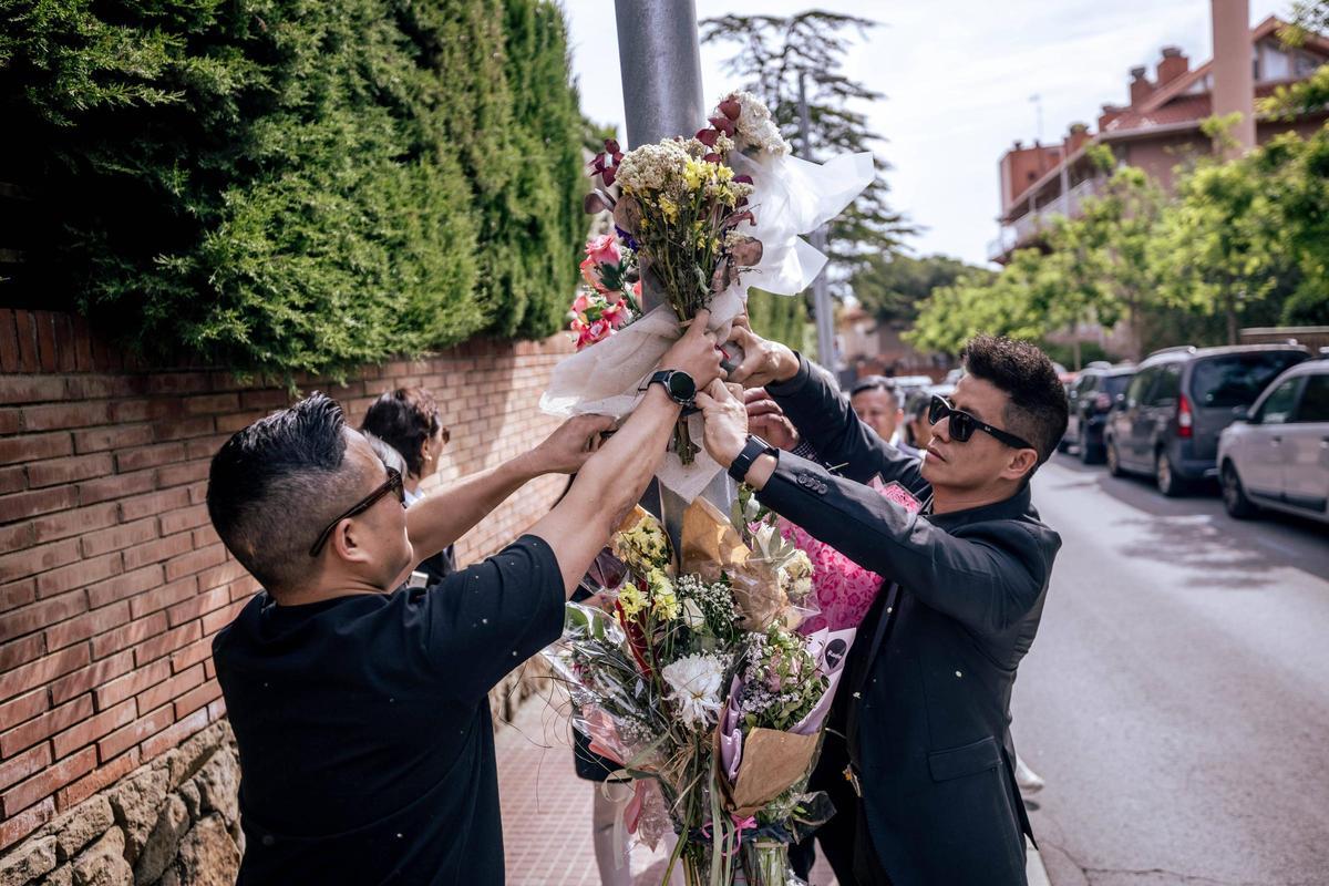 Acto en homenaje a la mujer asesinada en Esplugues con la presencia del padre de la víctima, que ha viajado desde China