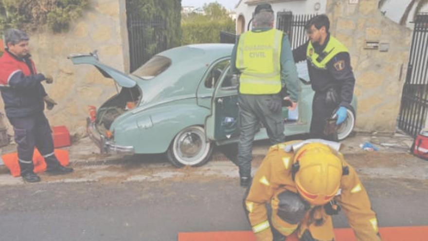 Herido grave al estrellarse con un coche de época sin cinturón de seguridad