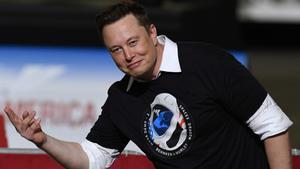 Archivo - 30 May 2020, US, Cape Canaveral: SpaceX CEO Elon Musk celebrates the successful launch of a Falcon 9 rocket with the Crew Dragon spacecraft from pad 39A at the Kennedy Space Center during a post launch event at NASAs Vehicle Assembly Building w
