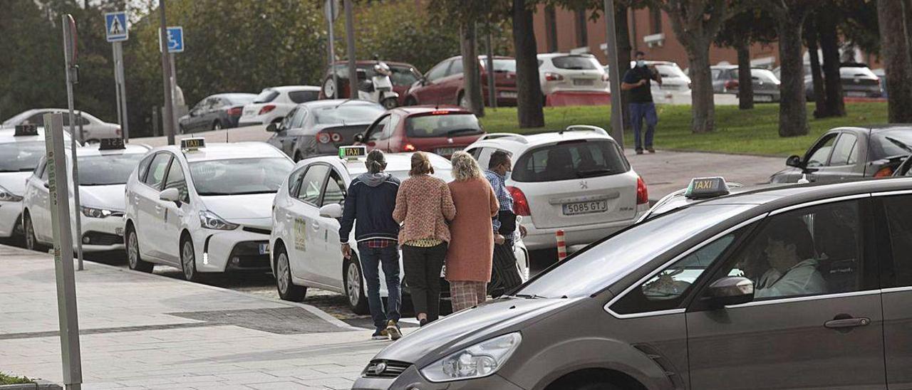 Tráfico en las inmediaciones de Consultas Externas del HUCA, a mediodía de ayer.