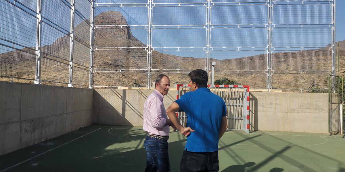 El alcalde de Agüimes, Óscar Hernández, durante la visita a la cancha.