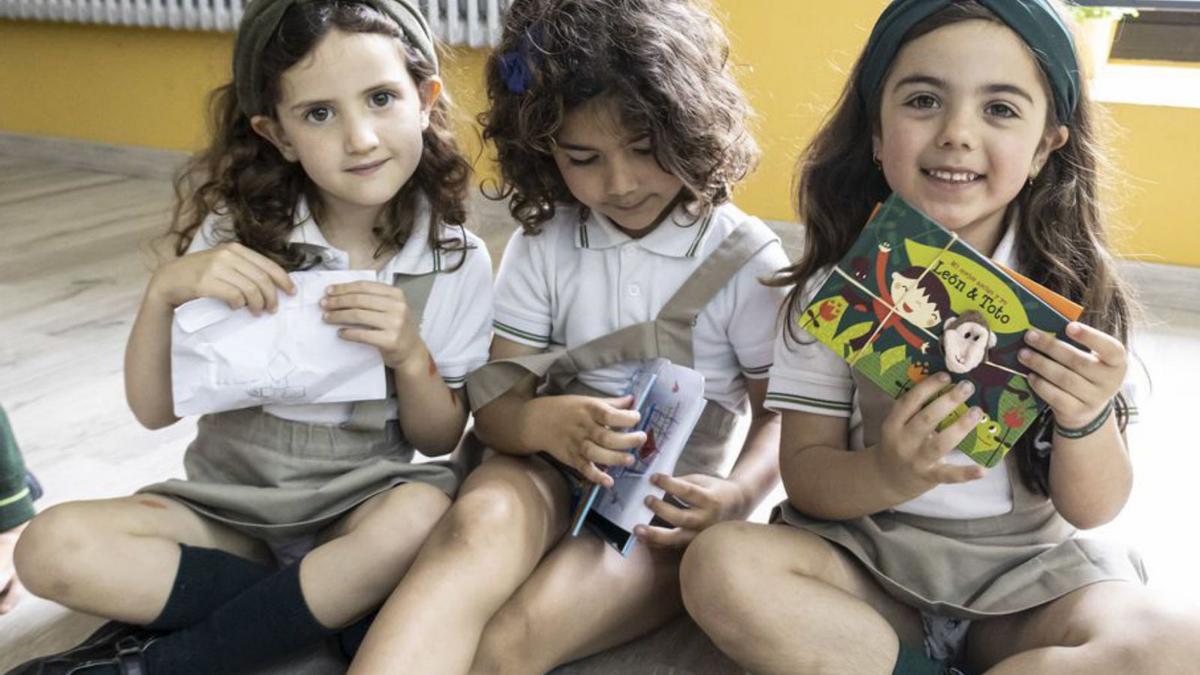 Por la izquierda, Leonor Díaz, Vera Carrera y Nekane García, del colegio ovetense Santo Domingo. | Valentina Ciuca