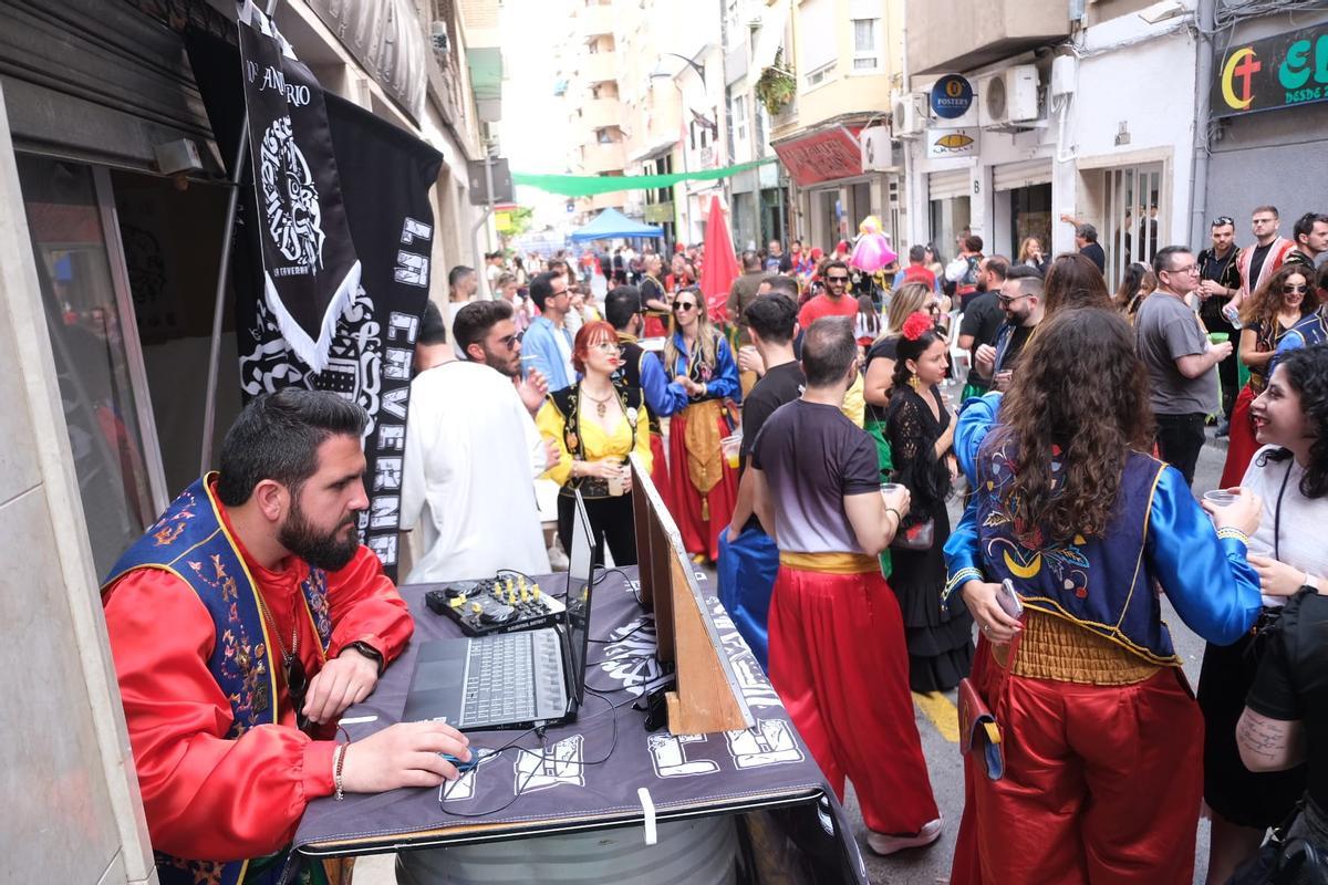 El DJ AJ comenzando su sesión vespertina en la calle Ramón Gorgé.