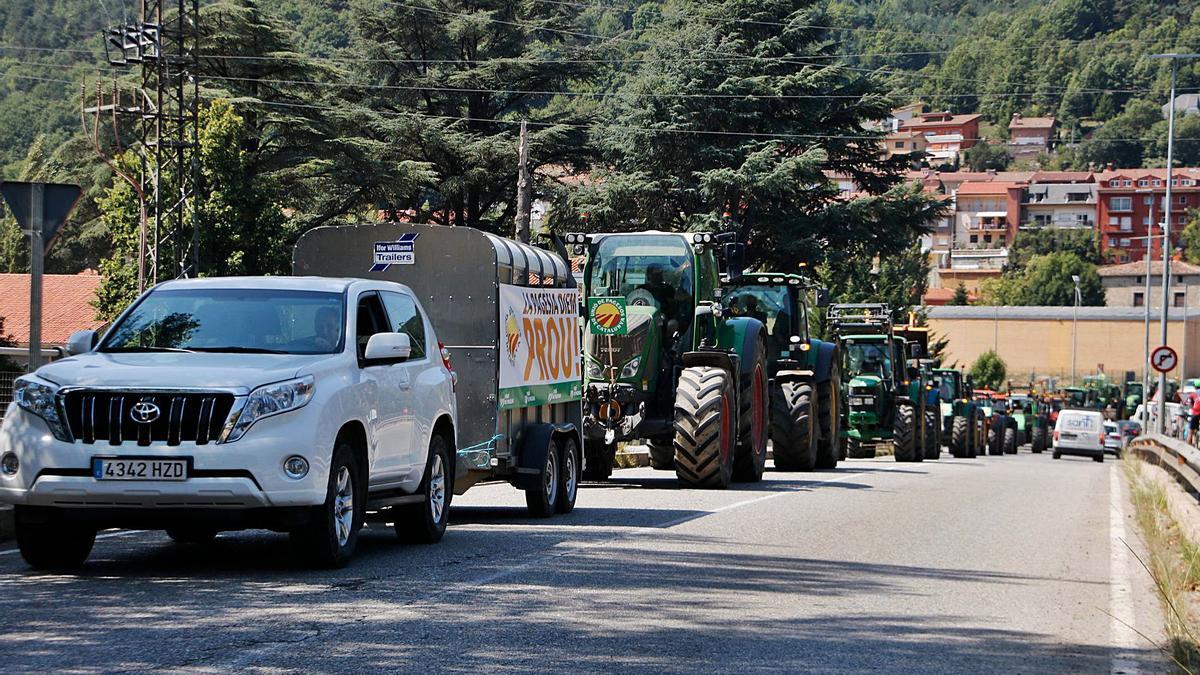 La marxa lenta d’ahir pels carrers de Ripoll, en la qual van participar una vinenta de tractors i alguns cotxes.  | ACN