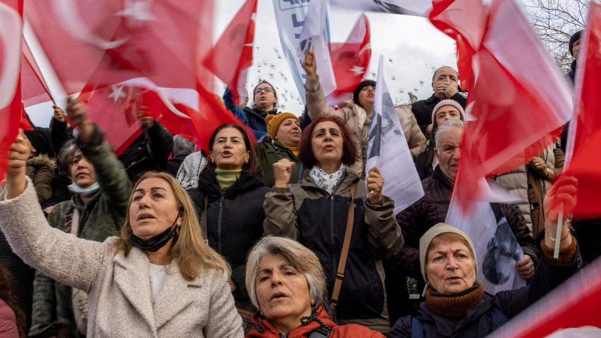 Manifestación a favor del alcalde de Estambul, Ekrem Imamoglu, aguardan el veredicto.