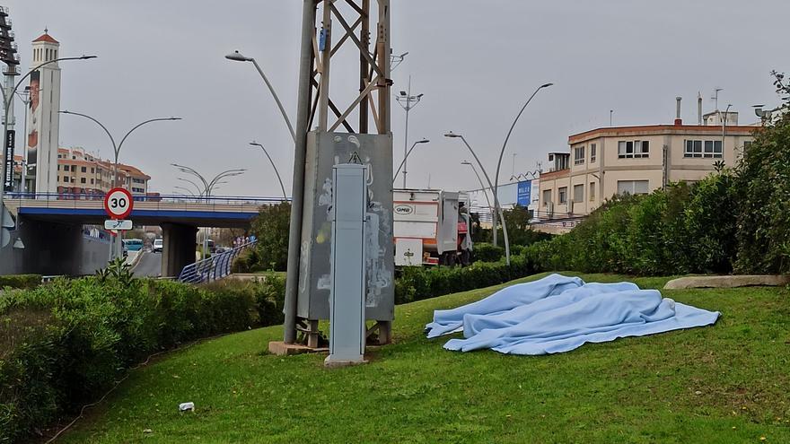 La impactante imagen de tres personas durmiendo a la intemperie frente al albergue de Castelló