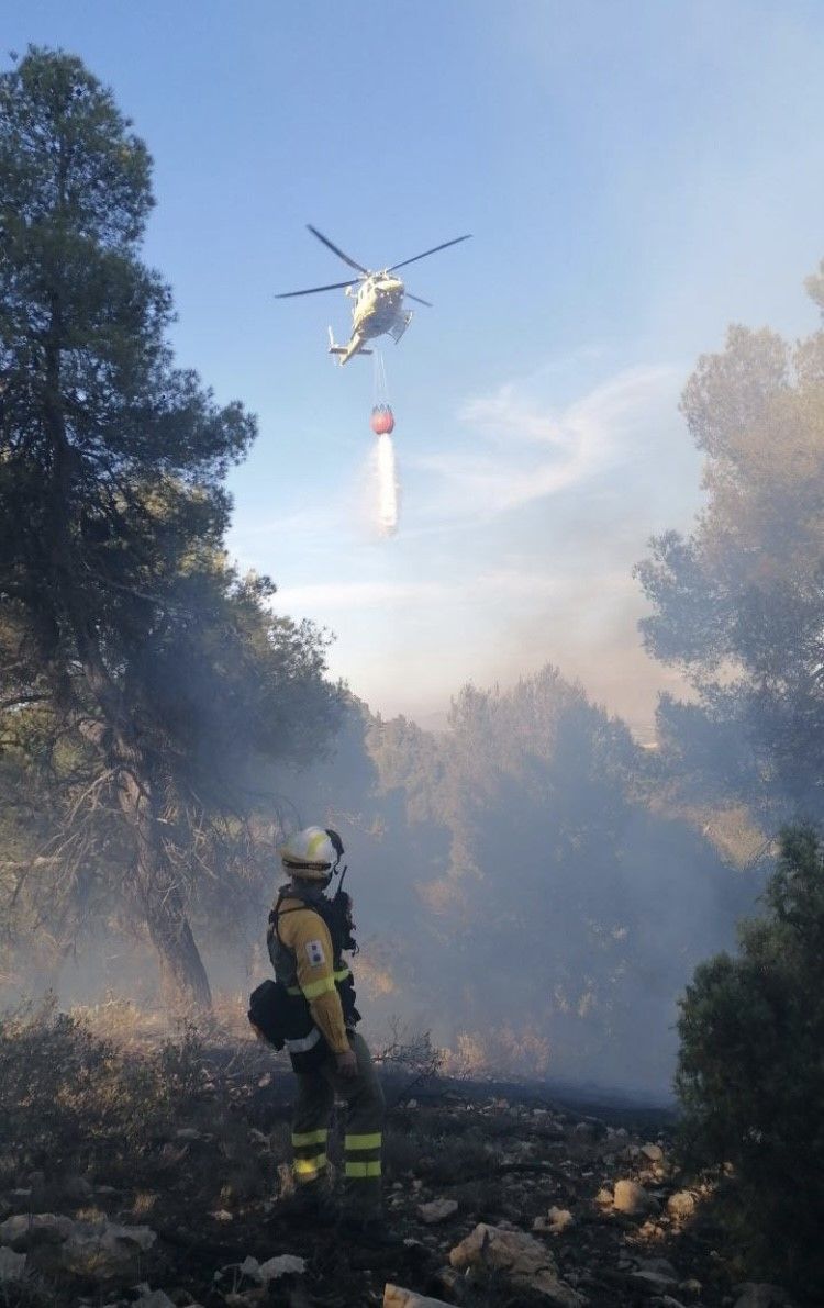 Un helicóptero trabaja en la Sierra del Burete el 1 de mayo de 2023.