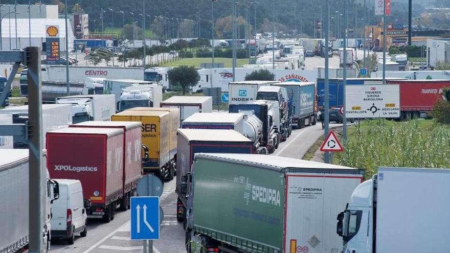 Camiones atascados en las colas de hasta 19 kilómetros formadas ayer en la frontera de La Junquera (Gerona).